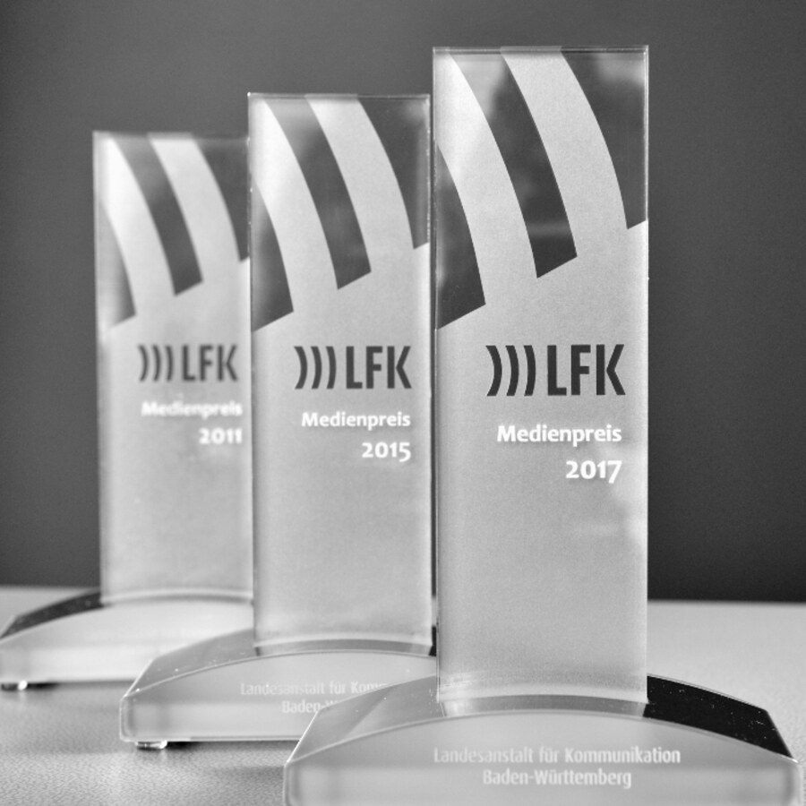 Drei LFK-Medienpreis-Trophäen
