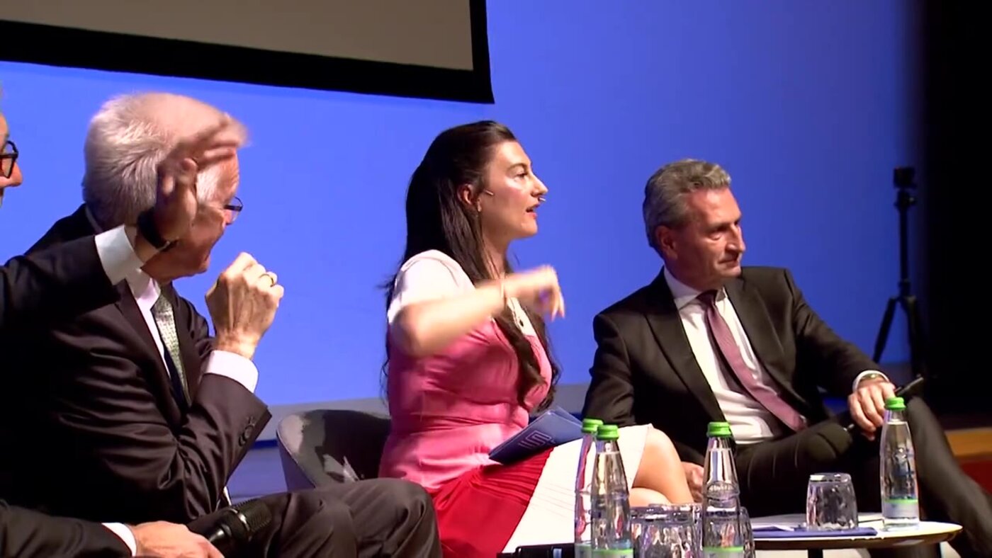 Katrin-Cécile Ziegler, Panel-Moderation mit Winfried Kretschmann und Günther Oettinger