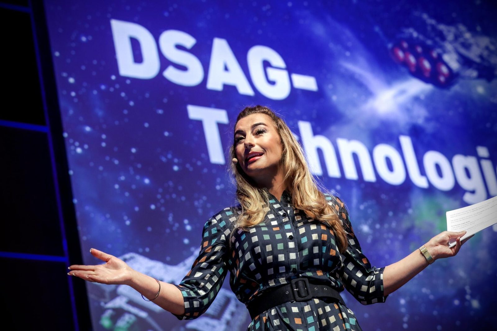 Katrin-Cécile Ziegler moderiert auf großer Bühne