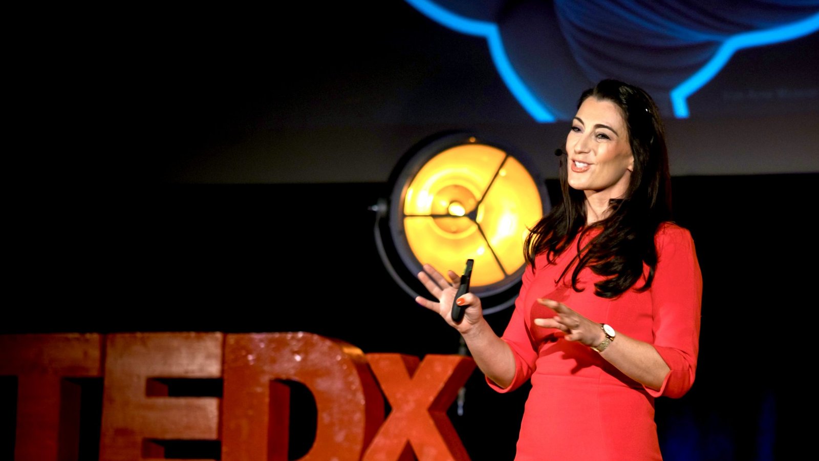 Katrin-Cécile Ziegler auf der TEDx-Bühne