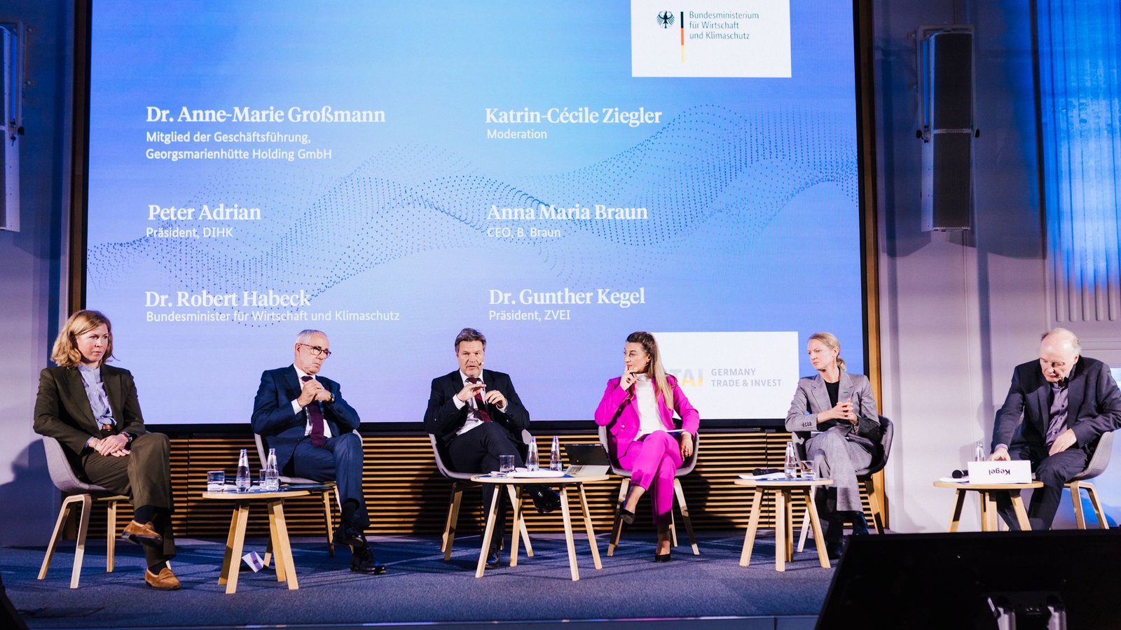 Katrin-Cécile Ziegler moderiert ein Panel der Bundesregierung