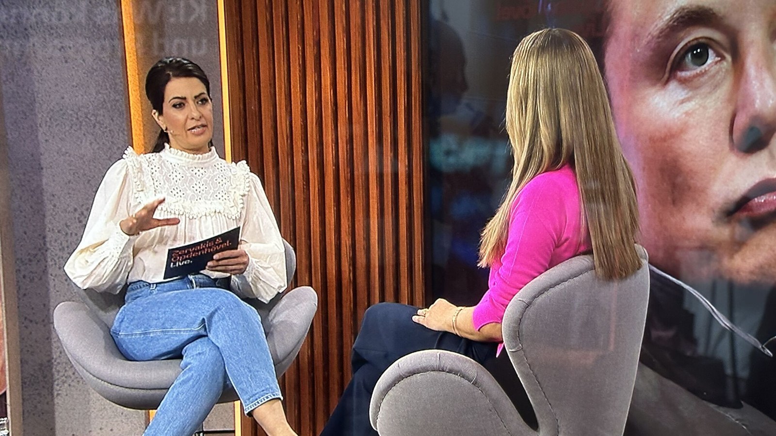 Katrin-Cécile Ziegler im Gespräch im TV-Studio