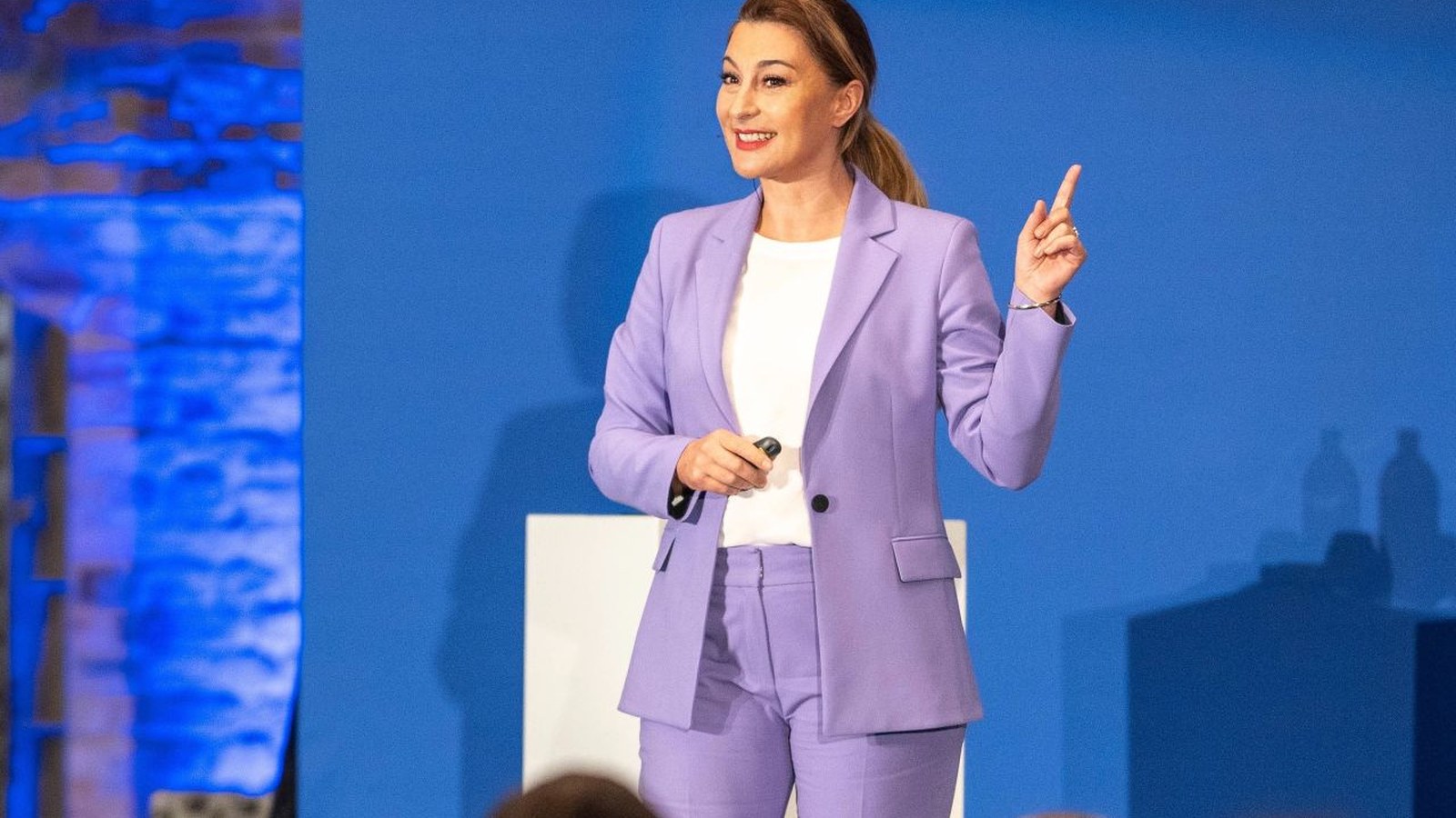 Katrin-Cécile Ziegler auf der Bühne mit erhobenem Zeigefinger