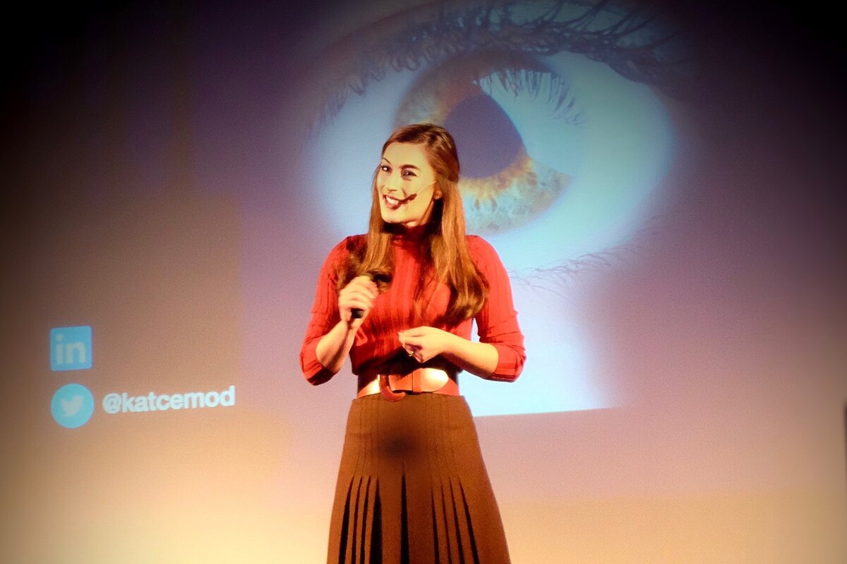 Katrin-Cécile Ziegler auf der Bühne, Keynote zu Neurotechnologie